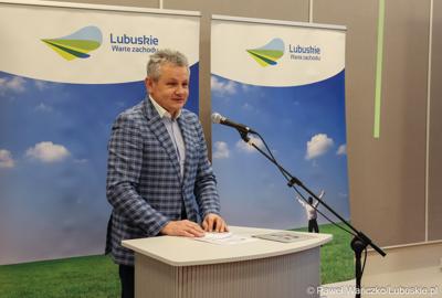 Prezes Konwentu Euroregionu "Sprewa-Nysa-Bóbr" Czesław Fiedorowicz przemawia podczas spotkania w sprawie projektu aktualizacji Strategii Rozwoju Województwa Lubuskiego 2030 w Wojewódzkiej i Miejskiej Bibliotece Publicznej im. Zbigniewa Herberta Gorzowie Wlkp. 