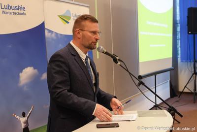 Burmistrz Międzyrzecza Remigiusz Lorenz przemawia podczas spotkania w sprawie projektu aktualizacji Strategii Rozwoju Województwa Lubuskiego 2030 w w Wojewódzkiej i Miejskiej Bibliotece Publicznej im. Zbigniewa Herberta Gorzowie Wlkp. 
