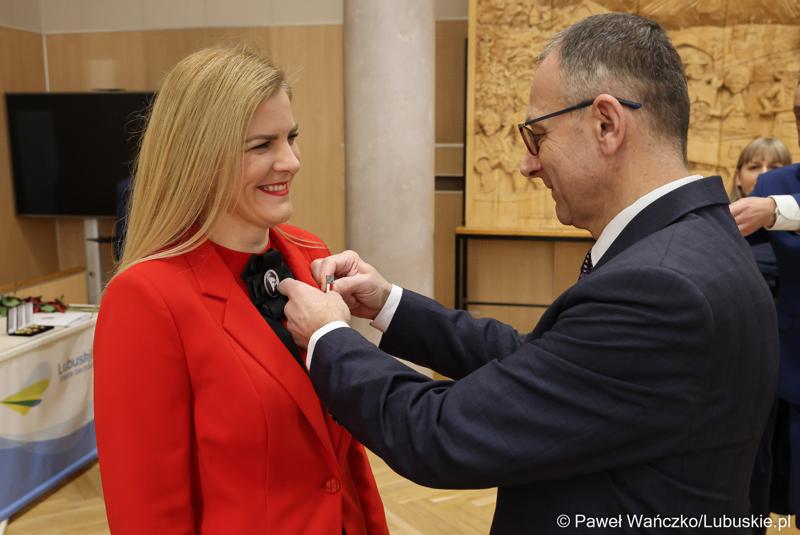 Odznaczenie dyrektorce Muzeum Lubuskiego im. Jana Dekerta w Gorzowie Wlkp. dr Ewie Pawlak wręczył Wojewoda Lubuski Marek Cebula