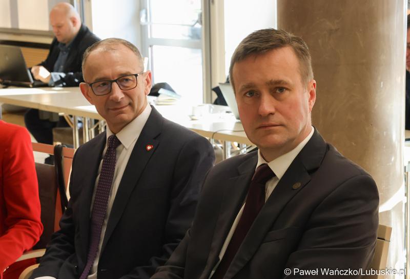 Wojewoda Lubuski Marek Cebula (z lewej) oraz wicewojewoda Tomasz Nesterowicz na styczniowej zwyczajnej sesji Sejmiku Województwa Lubuskiego