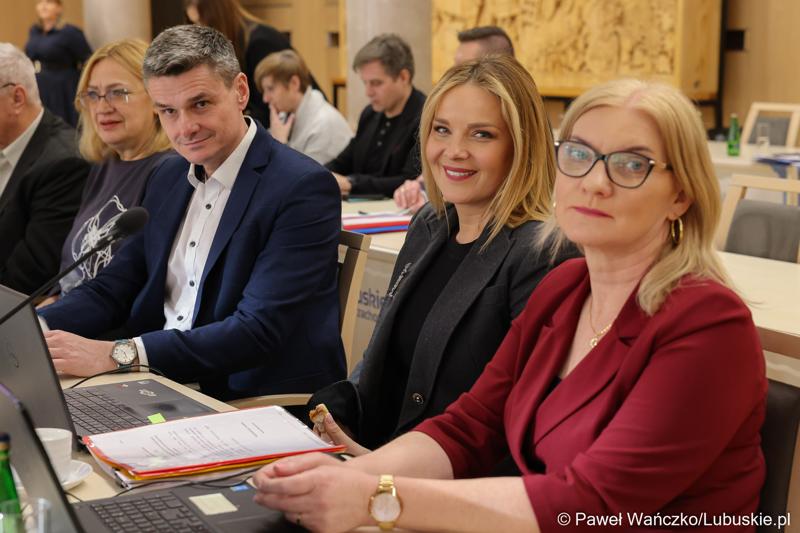 Radni (od lewej): Elżbieta Polak, Sebastian Ciemnoczołowski, Anna Synowiec i Małgorzata Paluch-Słowińska na styczniowej zwyczajnej sesji Sejmiku Województwa Lubuskiego