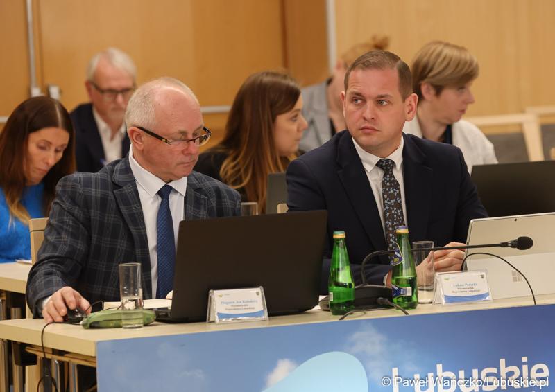 Wicemarszałkowie Łukasz porycki (z prawej) oraz Zbigniew Kołodziej na styczniowej zwyczajnej sesji Sejmiku Województwa Lubuskiego