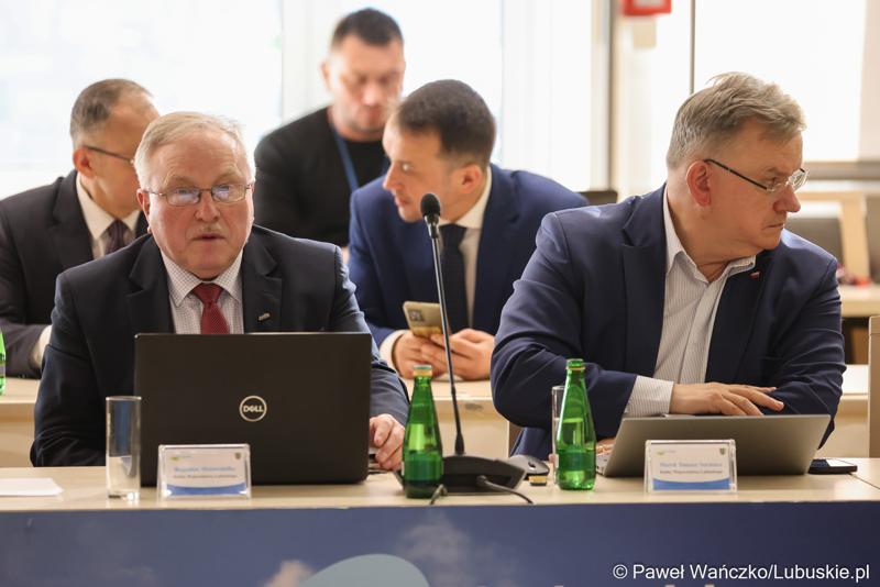 Radni Bogusław Motowidełko (z lewej) i Marek Surmacz na styczniowej zwyczajnej sesji Sejmiku Województwa Lubuskiego