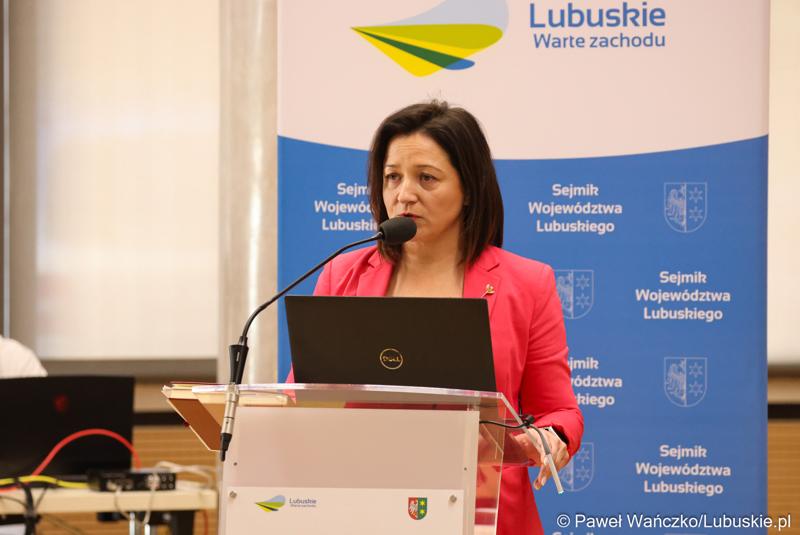 Informację o zadaniach wykonanych na drogach krajowych w województwie w 2023 r. i zamierzeniach na kolejne lata przedstawiła na styczniowej zwyczajnej sesji Sejmiku Województwa Lubuskiego Irena Lutowska, dyrektor zielonogórskiego oddziału GDDKiA