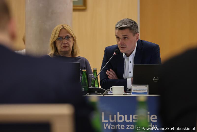 Radny Sebastian Ciemnoczołowski przemawia podczas styczniowej zwyczajnej sesji Sejmiku Województwa Lubuskiego. Obok radna Elzbieta Polak.
