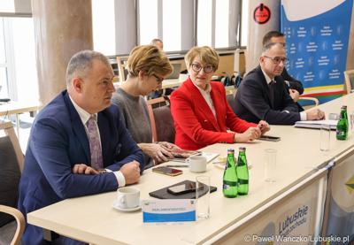 Lubuscy parlamentarzyści: Robert Dowhan, Katarzyna Osos, Elżbieta Anna Polak oraz wojewoda Marek Cebula na styczniowej zwyczajnej sesji Sejmiku Województwa Lubuskiego