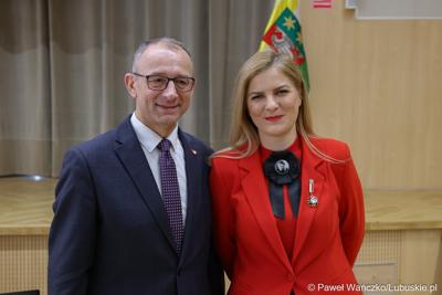 Dr Ewa Pawlak, dyrektorka Muzeum Lubuskiego im. Jana Dekerta w Gorzowie Wlkp., została uhonorowana odznaką „Zasłużony dla Kultury Polskiej”. Obok wojewoda lubuski Marek Cebula. 
