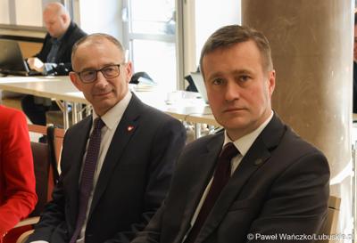 Wojewoda Lubuski Marek Cebula (z lewej) oraz wicewojewoda Tomasz Nesterowicz na styczniowej zwyczajnej sesji Sejmiku Województwa Lubuskiego