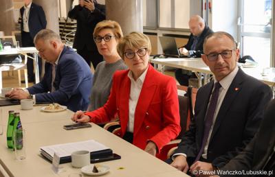 Lubuscy parlamentarzyści (od lewej): Robert Dowhan, Katarzyna Osos, Elżbieta Anna Polak oraz wojewoda Marek Cebula na styczniowej zwyczajnej sesji Sejmiku Województwa Lubuskiego
