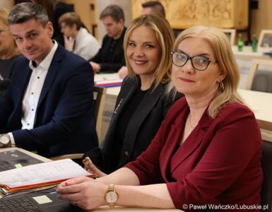 Radni Sebastian Ciemnoczołowski, Anna Synowiec (w środku) i Małgorzata Paluch-Słowińska na styczniowej zwyczajnej sesji Sejmiku Województwa Lubuskiego
