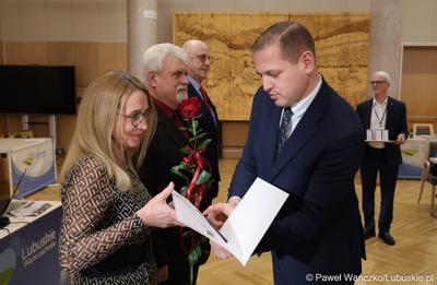 Wicemarszałek Łukasz Porycki wręcza Grażynie Tyranowskiej wyróżnienie zasługi dla Województwa Lubuskiego

