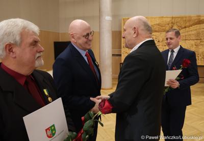Przewodniczący Sejmiku Wacław Maciuszonek wręcza Witoldowi Szusterowi „Odznakę Honorową za Zasługi dla Województwa Lubuskiego”.
