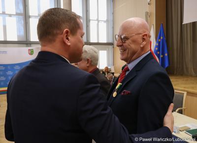 Wicemarszałek Łukasz Porycki składa gratulacje Witoldowi Szusterowi
