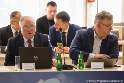 Radni Bogusław Motowidełko (z lewej) i Marek Surmacz na styczniowej zwyczajnej sesji Sejmiku Województwa Lubuskiego