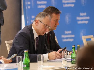 Wojewoda Lubuski Marcem Cebula (na pierwszym planie) oraz wicewojewoda Tomasz Nesterowicz na styczniowej zwyczajnej sesji Sejmiku Województwa Lubuskiego