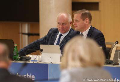 Wicemarszałkowie Zbigniew Kołodziej (z lewej) i Łukasz Porycki na styczniowej zwyczajnej sesji Sejmiku Województwa Lubuskiego