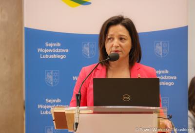 Informację o zadaniach wykonanych na drogach krajowych w województwie w 2023 r. i zamierzeniach na kolejne lata przedstawiła na styczniowej zwyczajnej sesji Sejmiku Województwa Lubuskiego Irena Lutowska, dyrektor zielonogórskiego oddziału GDDKiA