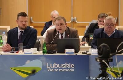 Członek zarządu woj. lubuskiego przemawia podczas styczniowej zwyczajnej sesji Sejmiku Województwa Lubuskiego. Z prawej członek zarządu Tadeusz Jędrzejczak. 
