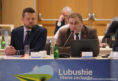 Członek zarządu woj. lubuskiego Grzegorz Potęga (w prawej) na styczniowej zwyczajnej sesji Sejmiku Województwa Lubuskiego