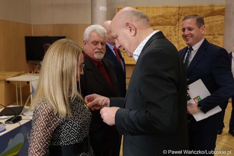 Przewodniczący Sejmiku Wacław Maciuszonek wręcza Grażynie Tyranowskiej „Odznakę Honorową za Zasługi dla Województwa Lubuskiego”.