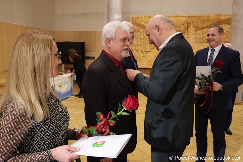 Przewodniczący Sejmiku Wacław Maciuszonek wręcza Januszowi Michałowi Skopowskiemu „Odznakę Honorową za Zasługi dla Województwa Lubuskiego”.