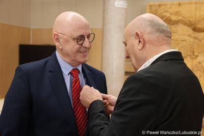Przewodniczący Sejmiku Wacław Maciuszonek wręcza Witoldowi Szusterowi „Odznakę Honorową za Zasługi dla Województwa Lubuskiego”.