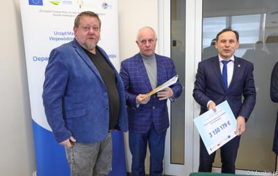 Podpisanie umów z LGD - wręczenie umów