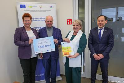 Podpisanie umów z LGD - wręczenie umów