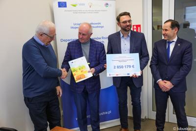 Podpisanie umów z LGD - wręczenie umów