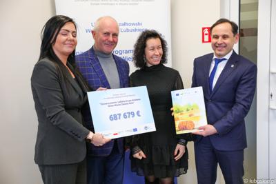 Podpisanie umów z LGD - wręczenie umów