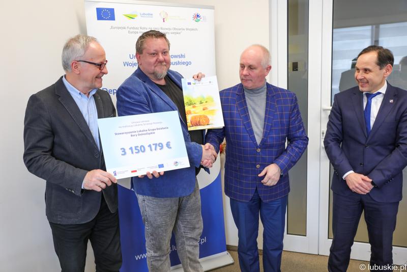 Podpisanie umów z LGD - wręczenie umów