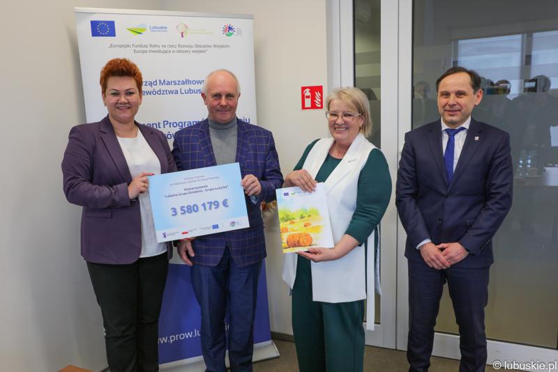 Podpisanie umów z LGD - wręczenie umów