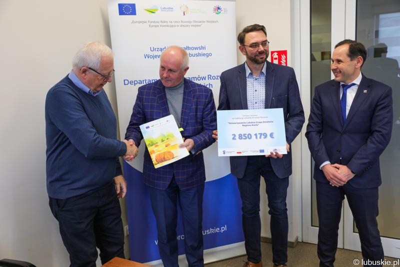 Podpisanie umów z LGD - wręczenie umów