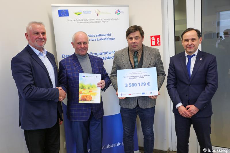 Podpisanie umów z LGD - wręczenie umów