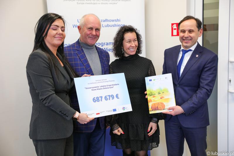 Podpisanie umów z LGD - wręczenie umów