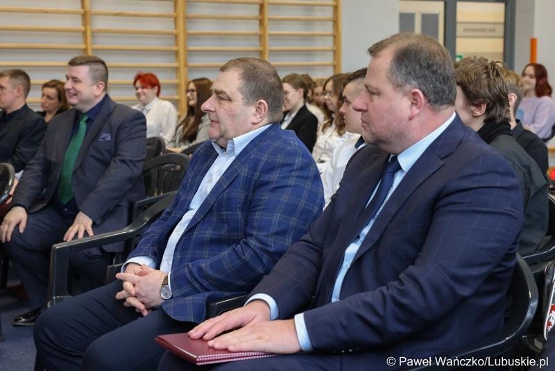 Uroczyste rozstrzygnięcie konkursu „Młodzież ratuje życie” w Centrum Aktywności Społecznej w Nowej Soli. W centrum Członek Zarządu Województwa Lubuskiego Grzegorz Potęga, obok (z prawej) wicewojewoda lubuski Dariusz Popławski.