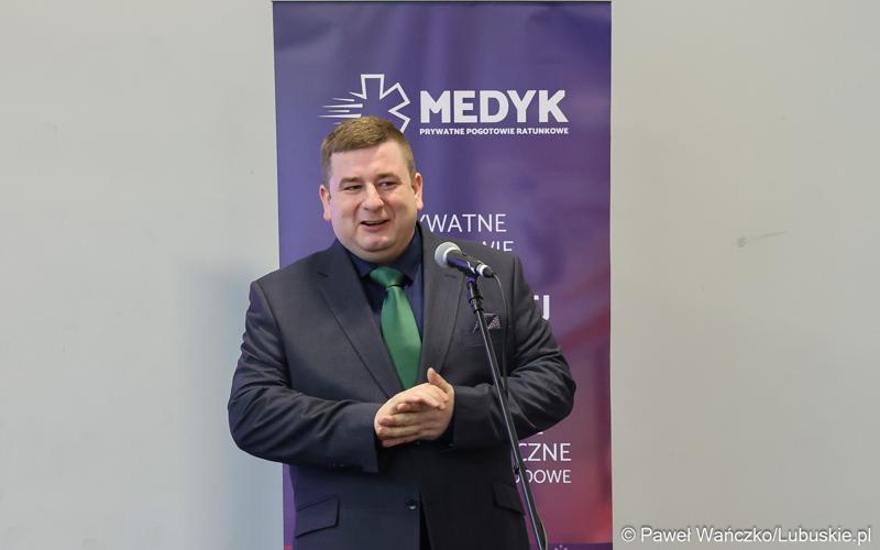 Adam Waligóra, prezes Stowarzyszenia Zawodowego Ratowników Medycznych „Medyk” w Nowej Soli przemawia do laureatów konkursu „Młodzież ratuje życie” w Centrum Aktywności Społecznej w Nowej Soli