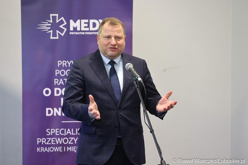 Wicewojewoda lubuski Dariusz Popławski przemawia do laureatów konkursu „Młodzież ratuje życie” w Centrum Aktywności Społecznej w Nowej Soli