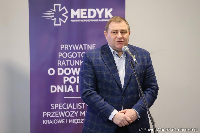 Członek Zarządu Województwa Lubuskiego Grzegorz Potęga przemawia do laureatów konkursu „Młodzież ratuje życie” w Centrum Aktywności Społecznej w Nowej Soli