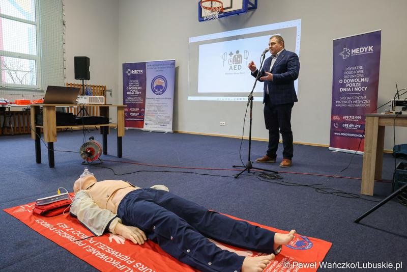 Członek Zarządu Województwa Lubuskiego Grzegorz Potęga przemawia do laureatów konkursu „Młodzież ratuje życie” w Centrum Aktywności Społecznej w Nowej Soli