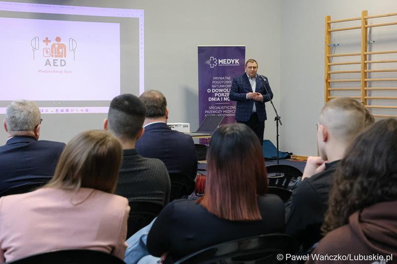 Członek Zarządu Województwa Lubuskiego Grzegorz Potęga przemawia do laureatów konkursu „Młodzież ratuje życie” w Centrum Aktywności Społecznej w Nowej Soli