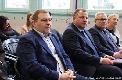 Uroczyste rozstrzygnięcie konkursu „Młodzież ratuje życie” w Centrum Aktywności Społecznej w Nowej Soli. Na pierwszym planie Członek Zarządu Województwa Lubuskiego Grzegorz Potęga, obok wicewojewoda lubuski Dariusz Popławski, dalej prezydent miasta Nowa Sól Jacek Milewski oraz wiceprezydent miasta Karina Jarosz.