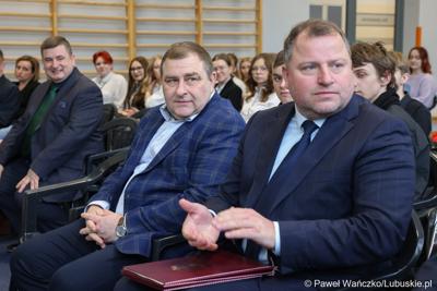 Uroczyste rozstrzygnięcie konkursu „Młodzież ratuje życie” w Centrum Aktywności Społecznej w Nowej Soli. W centrum Członek Zarządu Województwa Lubuskiego Grzegorz Potęga. Z prawej wicewojewoda lubuski Dariusz Popławski.