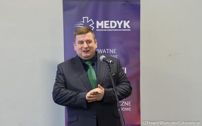 Adam Waligóra, prezes Stowarzyszenia Zawodowego Ratowników Medycznych „Medyk” w Nowej Soli przemawia do laureatów konkursu „Młodzież ratuje życie” w Centrum Aktywności Społecznej w Nowej Soli 