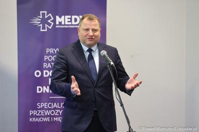 Wicewojewoda lubuski Dariusz Popławski przemawia do laureatów konkursu „Młodzież ratuje życie” w Centrum Aktywności Społecznej w Nowej Soli 