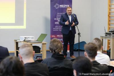 Członek Zarządu Województwa Lubuskiego Grzegorz Potęga przemawia do laureatów konkursu „Młodzież ratuje życie” w Centrum Aktywności Społecznej w Nowej Soli 