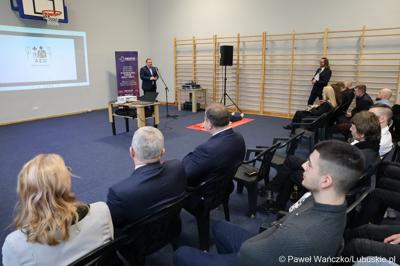 Członek Zarządu Województwa Lubuskiego Grzegorz Potęga przemawia do laureatów konkursu „Młodzież ratuje życie” w Centrum Aktywności Społecznej w Nowej Soli 