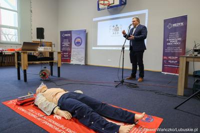 Członek Zarządu Województwa Lubuskiego Grzegorz Potęga przemawia do laureatów konkursu „Młodzież ratuje życie” w Centrum Aktywności Społecznej w Nowej Soli 