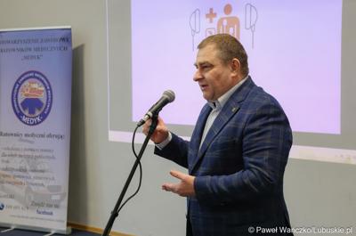 Członek Zarządu Województwa Lubuskiego Grzegorz Potęga przemawia do laureatów konkursu „Młodzież ratuje życie” w Centrum Aktywności Społecznej w Nowej Soli 