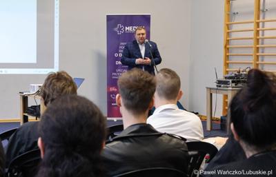 Członek Zarządu Województwa Lubuskiego Grzegorz Potęga przemawia do laureatów konkursu „Młodzież ratuje życie” w Centrum Aktywności Społecznej w Nowej Soli 